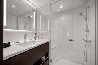 Starboard Guest En-Suite Head