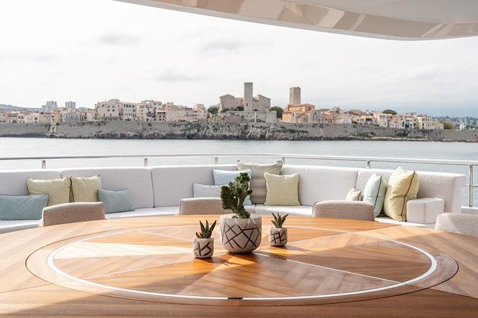 Bridge deck aft versatile table for 8 or 12