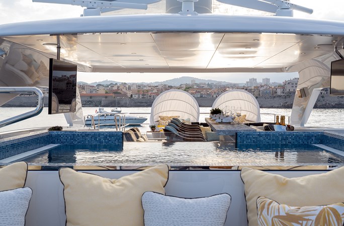 Sun deck pool / jacuzzi