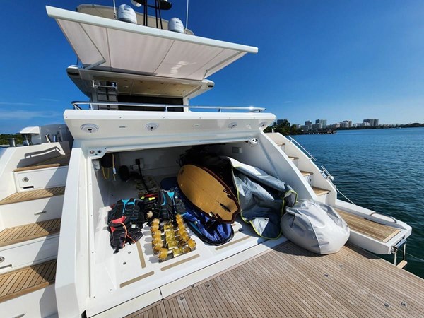 BEACH CLUB - FANTASTIC 77’ (23.47m) Azimut Motoryacht, 2019