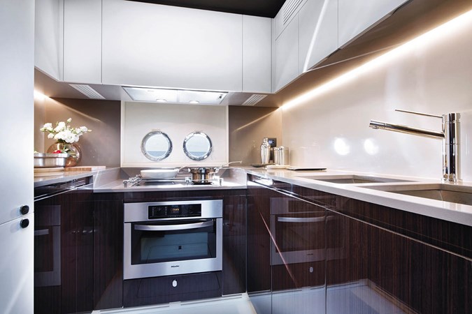 LOWER DECK GALLEY - FANTASTIC 77'