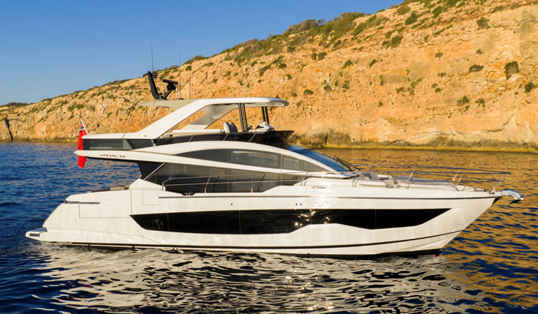 • Spacious flybridge with lounge and dining areas