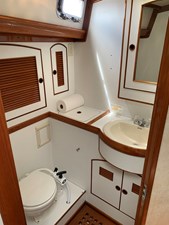 Little Harbor 44, Forward Head