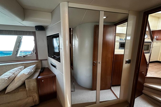 Sunseeker Manhattan 60 - Master Cabin's entrance