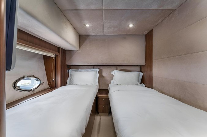 Sunseeker Predator 82 - Twin cabin