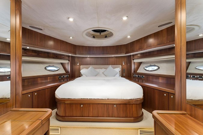 Sunseeker Predator 82 - VIP Cabin