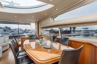 Sunseeker Predator 82 - Dining area