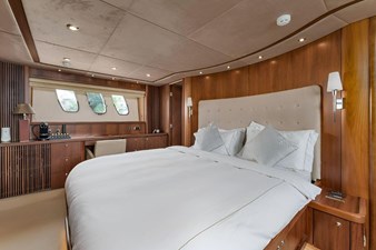Sunseeker Predator 82 - Master cabin