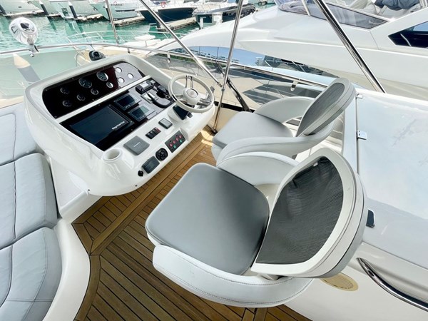 Sunseeker Manhattan 70 - Flybridge Nav Station