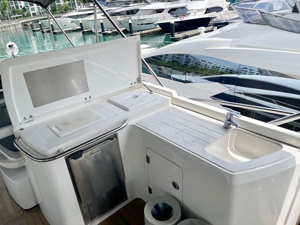 Sunseeker Manhattan 70 - Flybridge bar