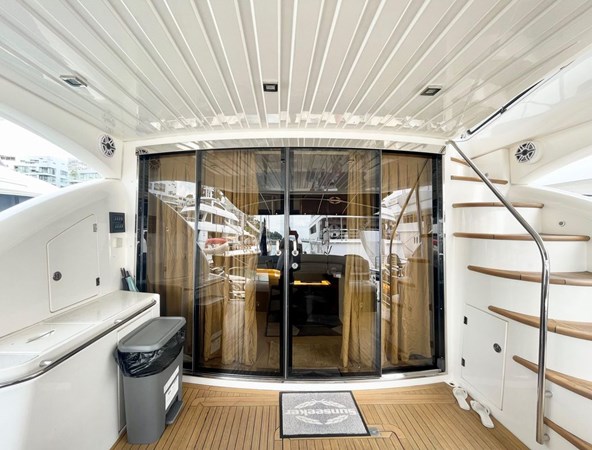 Sunseeker Manhattan 70 - Glass doors to main saloon