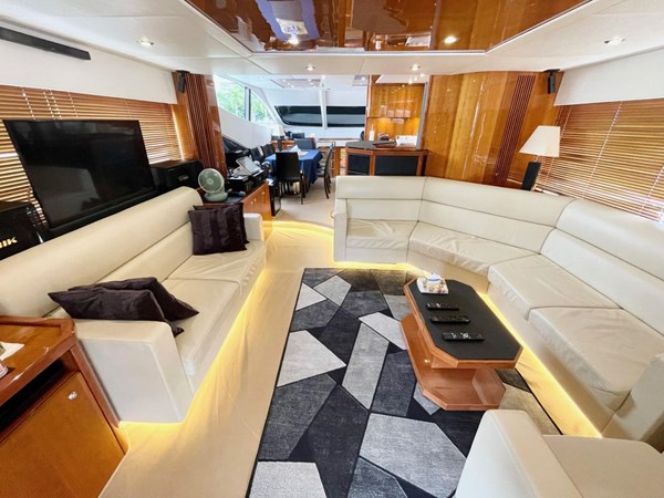 Sunseeker Manhattan 70 - Main Saloon