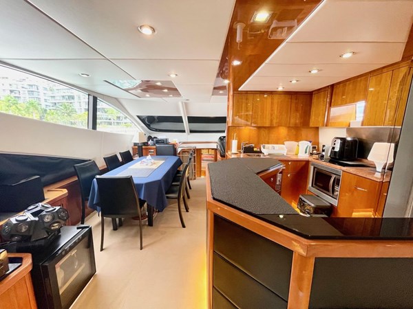 Sunseeker Manhattan 70 - Dining area