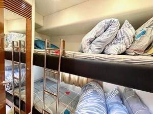 Sunseeker Manhattan 70 - Port Bunkbed Cabin
