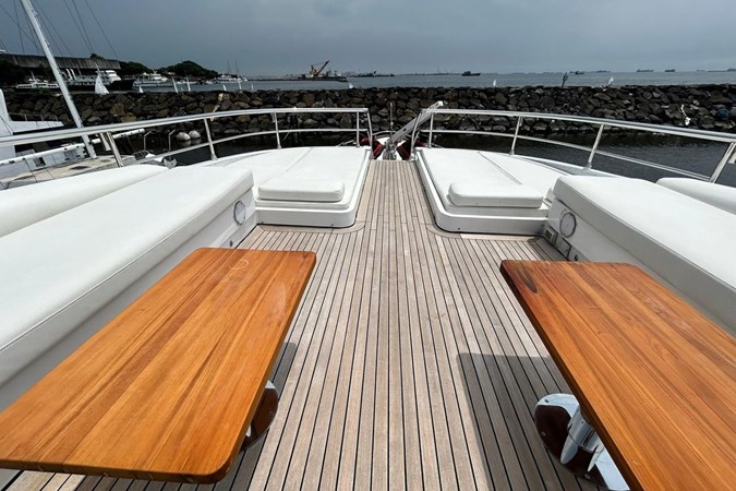Euroyacht Planet 125S - Bridgedeck forward sitting area