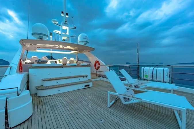 32M Princess (2013) - Flybridge with Jacuzzi