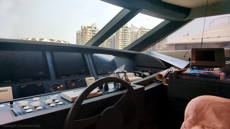 2015 Ferretti Custom Line 100 - Helm Station