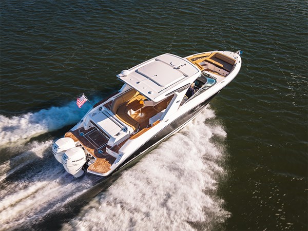 2023 Sea Ray SLX 350 Outboard underway