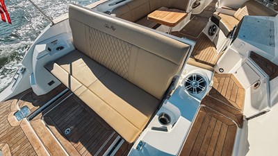 Concealable aft-facing transom lounger