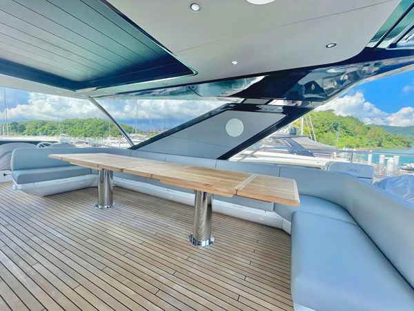Sunseeker 88 - Flybridge Dining area