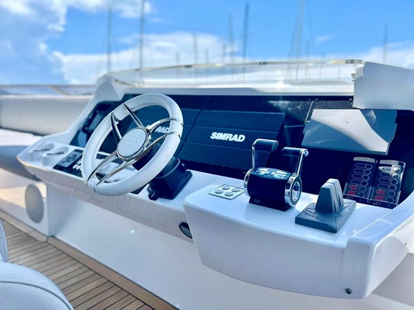 Sunseeker 88 - Flybridge Pilot Station
