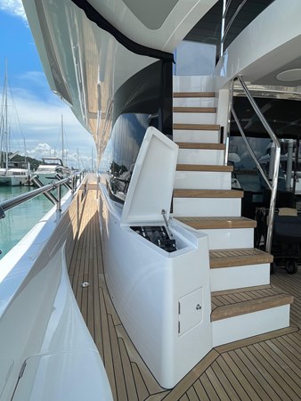 Sunseeker 88 - Side deck