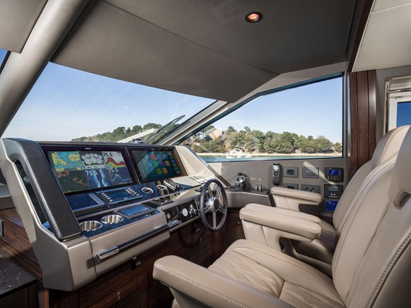Sunseeker 88 - Helm Station