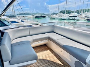 Sunseeker 88 - Flybridge seating area