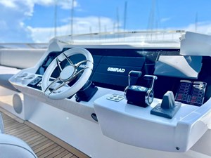 Sunseeker 88 - Flybridge Pilot Station