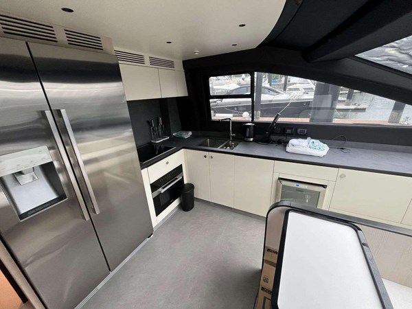 Azimut Fly 78 - Galley