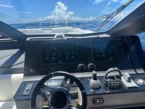 Azimut Fly 78 - Helm Station