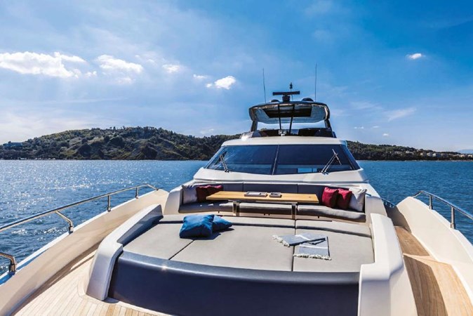 Ferretti 850 (2017) - Foredeck sunbathing area