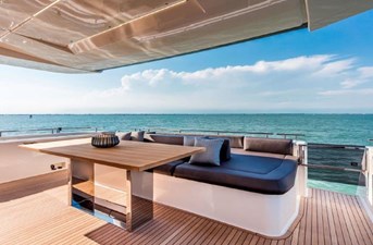 Ferretti 850 (2017) - Aft deck dining area