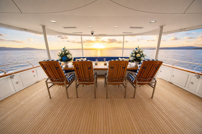003 AFT DECK DINING