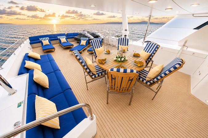 052 Skylounge Aft Deck