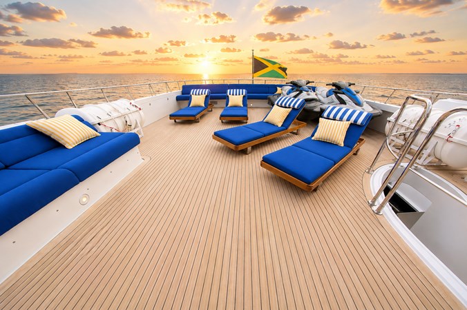 054 Skylounge Aft Deck