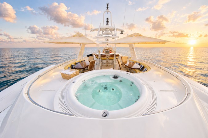 055 Flybridge - Jacuzzi