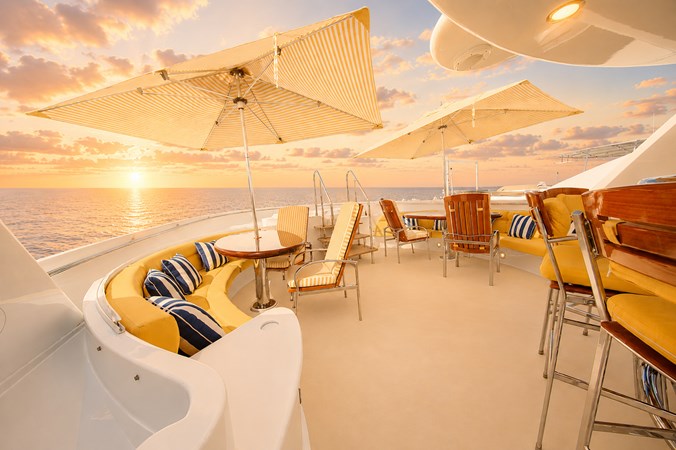 056 Flybridge - Seating Area