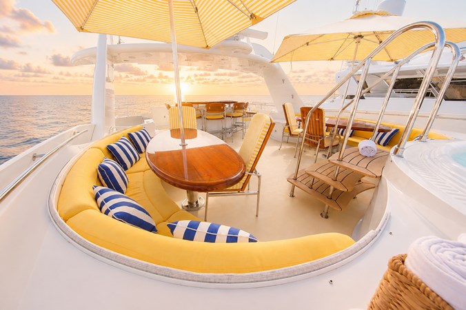 057 Flybridge - Seating Area