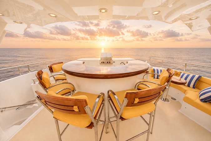 058 Flybridge - Wet Bar and Grill