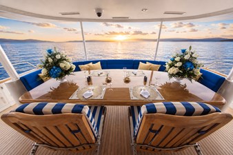 004 AFT DECK DINING