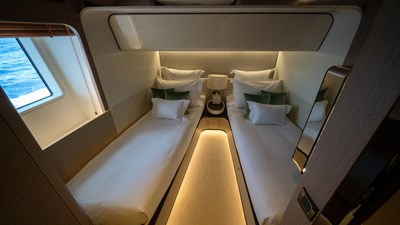 ANA Yacht-4