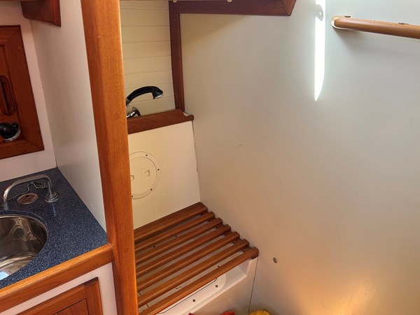 Pacific-Seacraft-40-2002 Aft Shower