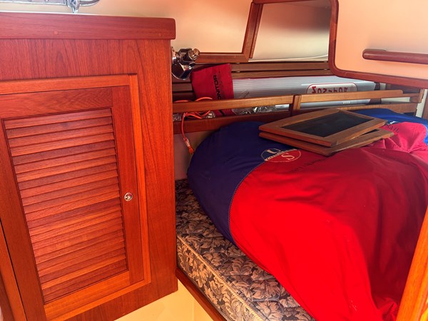 Pacific-Seacraft-40-2002 Aft Stateroom Entry