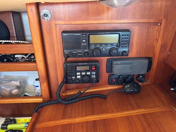 Pacific-Seacraft-40-2002 Electronics