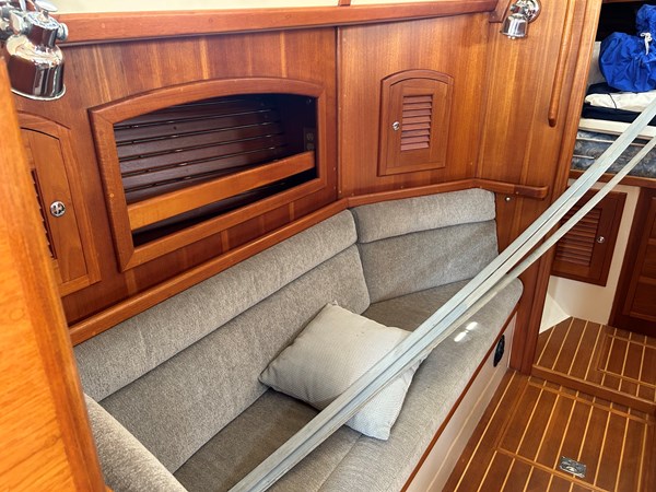 Pacific-Seacraft-40-2002Seating Portside looking Forward
