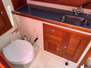 Pacific-Seacraft-40-2002 Aft Head