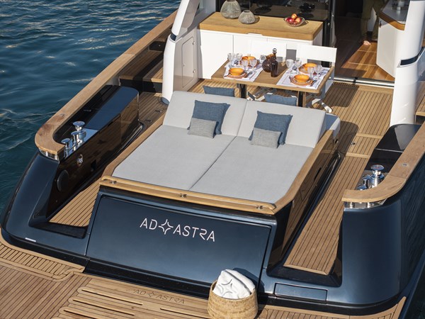 Main deck aft sunbed