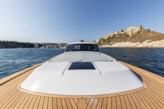 Bow sunbed