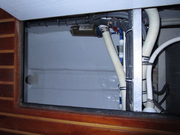 Aft salon bilge